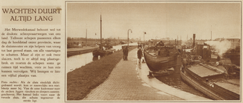 872814 Afbeelding van wachtende schepen in de sluizen van het Merwedekanaal te Utrecht.